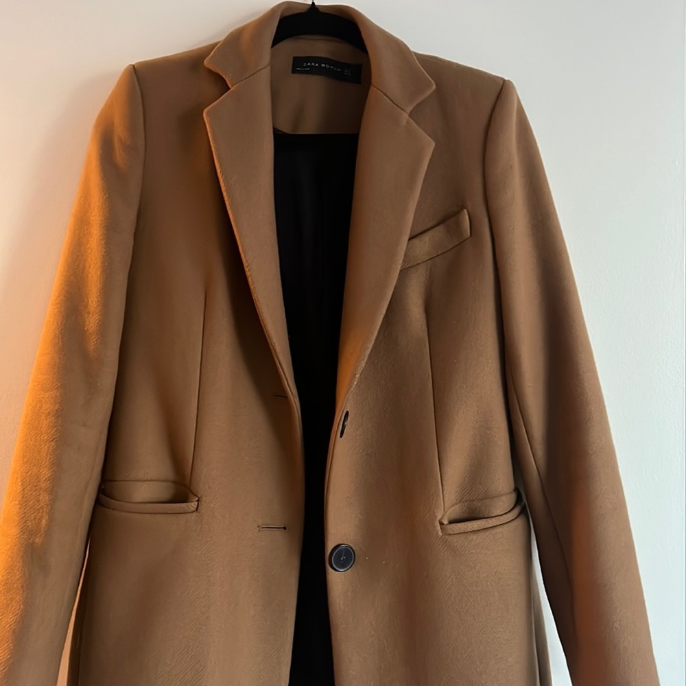 Zara woman tan winter coat. Lightly worn. Size S
